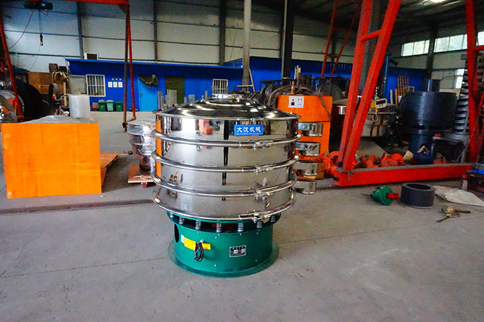 直徑1500mm振動(dòng)篩是一個(gè)四個(gè)出料口，三層振動(dòng)篩框的選震動(dòng)篩，屬于較大型號(hào)的產(chǎn)品。