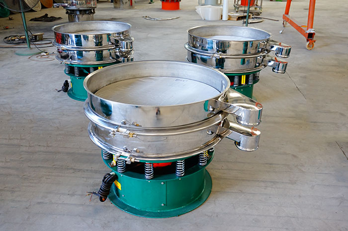 玉米淀粉振動篩分機(jī)的特點(diǎn)：產(chǎn)品的振動頻率高，振幅大，可篩分物料比較廣泛，采用304不銹鋼材質(zhì)，對于物料篩分有一定的優(yōu)勢。