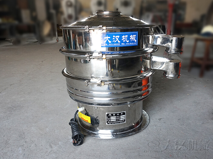 醫藥振動篩主要采用的是304不銹鋼振動篩，優勢：設備干凈衛生，不易生銹，使用壽命長久，經久耐用。