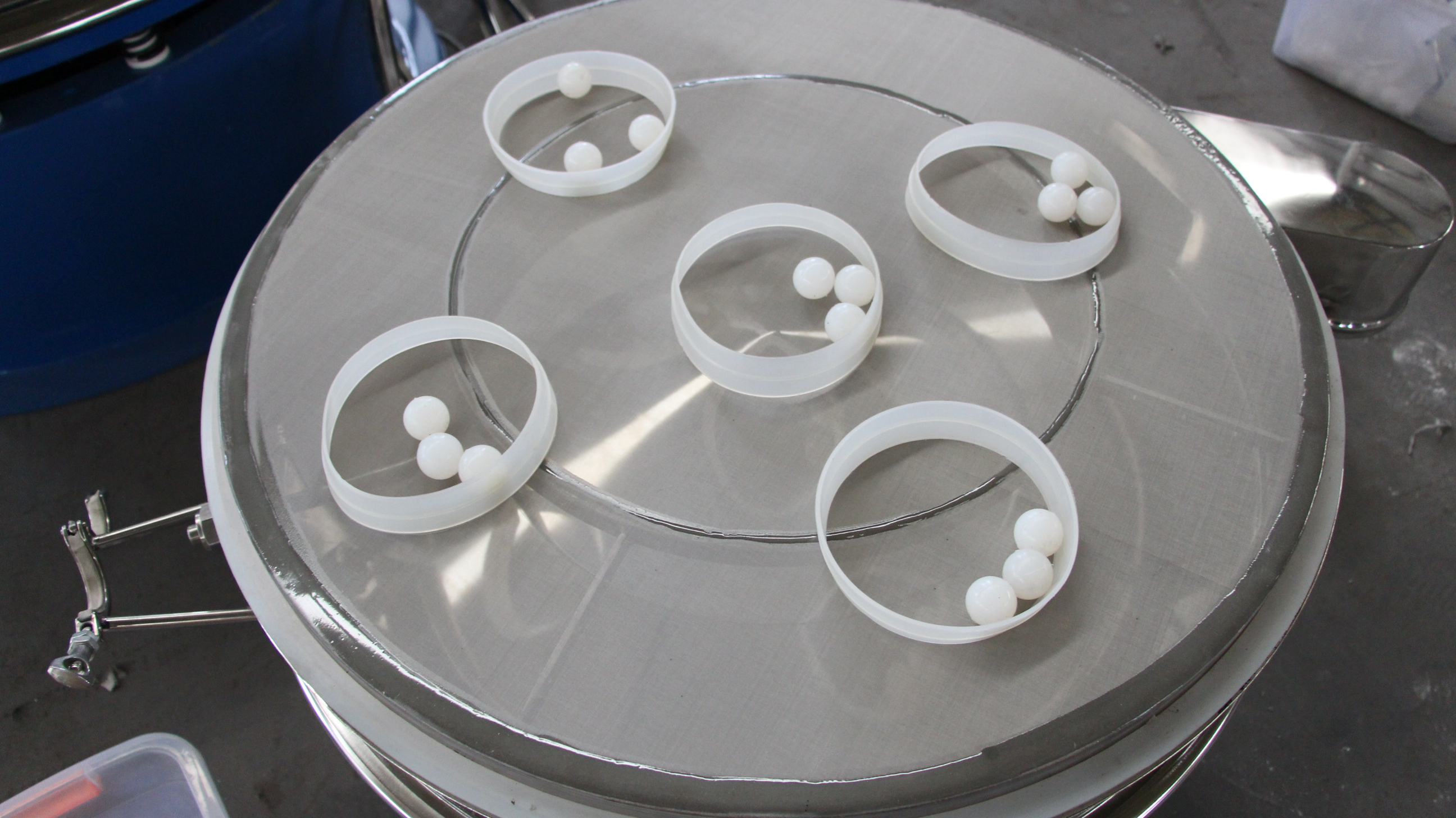 醫藥振動篩：篩架彈跳球，擋球環等。